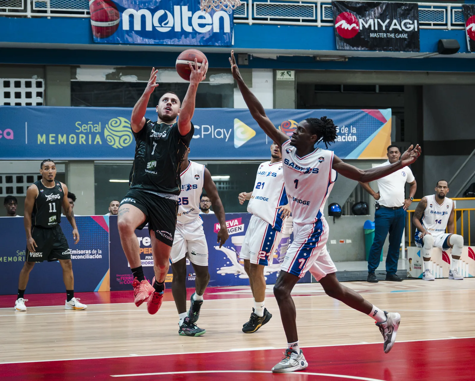 Toros del Valle arrasó 89-40 a Sabios y completó la barrida en Cali 1 Darwin Blanco (#7) de Toros del Valle se eleva para anotar una bandeja ante la defensa de Sabios de Manizales
