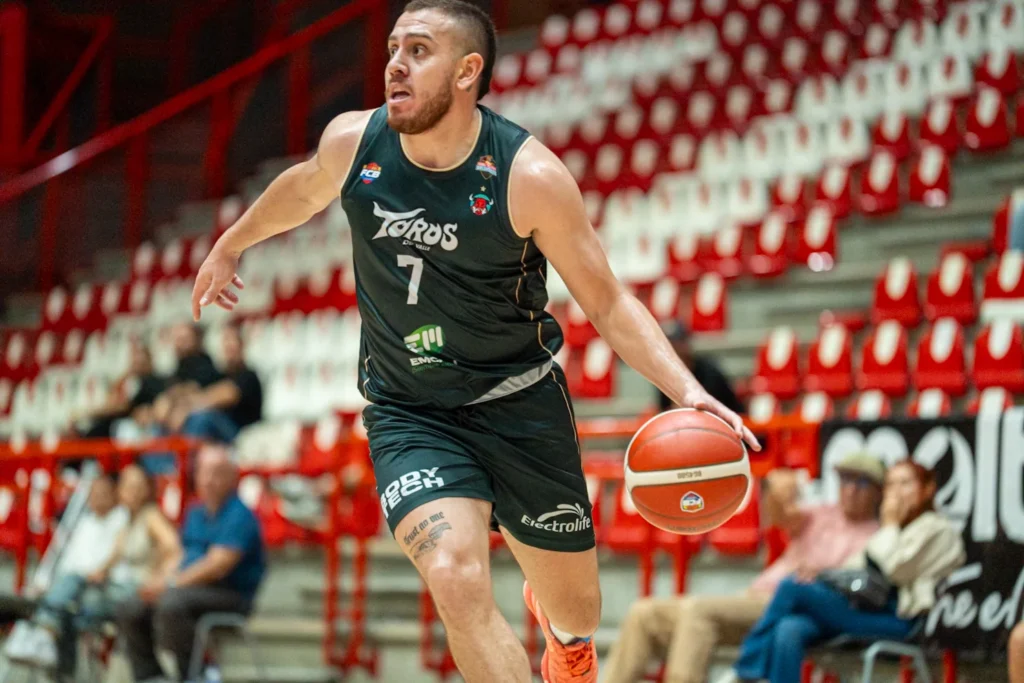 Darwin Blanco, #7 de Toros del Valle, conduce el balón en el ataque ante Paisas Basketball