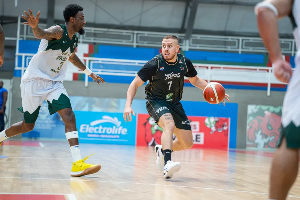 Darwin Blanco conduce el bal�n en ataque de Toros del Valle ante Paisas Basketball