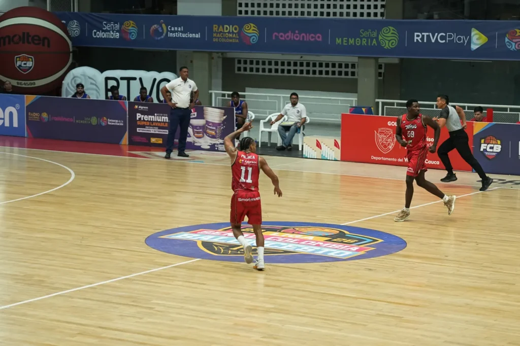 Samuel Mojica, #11 de Toros del Valle, dirige el ataque en media cancha en el Coliseo Evangelista Mora