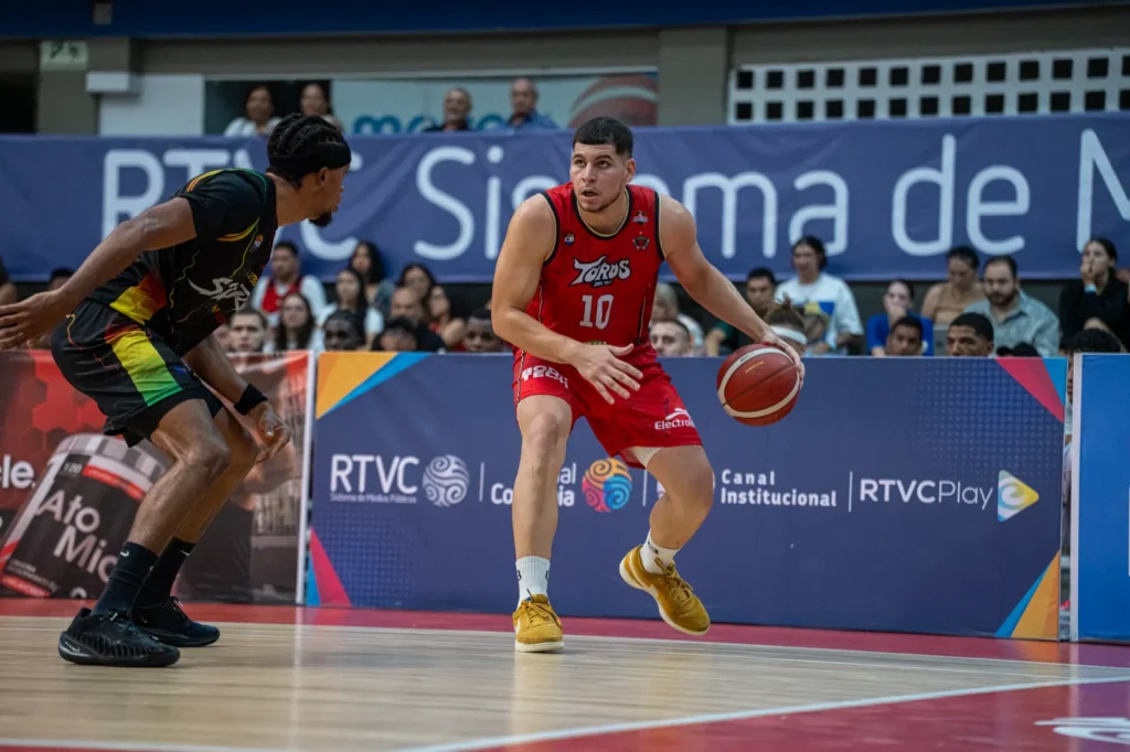 Justin Quintero maneja el balón en la ofensiva de Toros del Valle ante Caribbean Storm