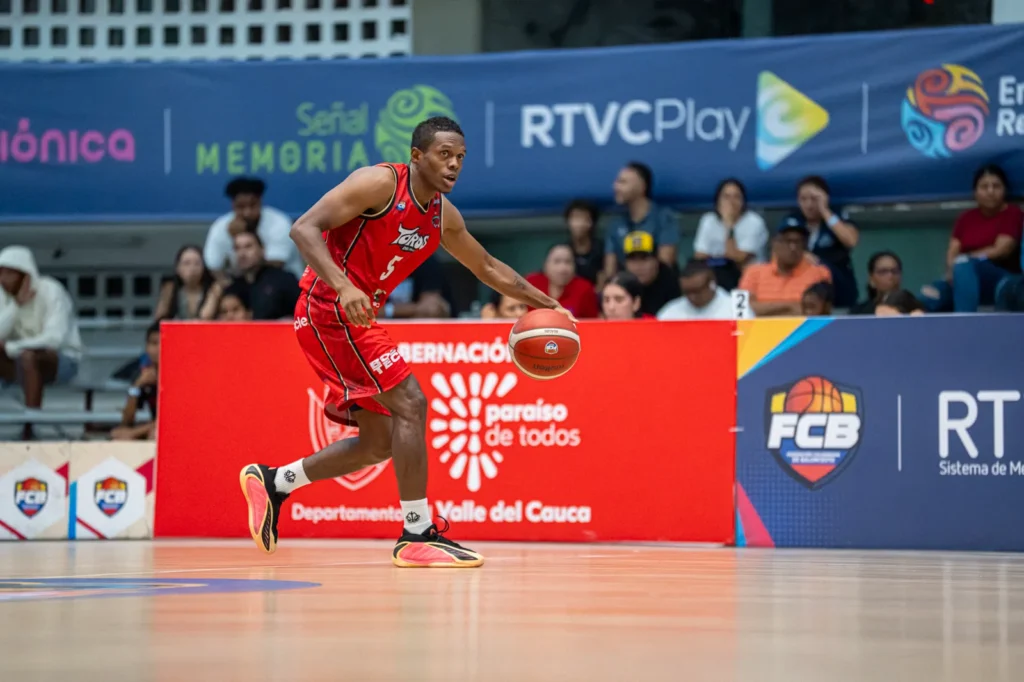 Leonardo Salazar maneja el balón en la ofensiva de Toros del Valle ante Caribbean Storm