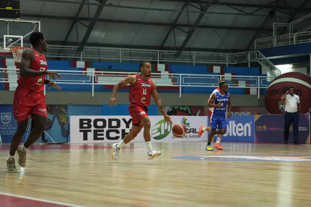 Samuel Mojica, #11 de Toros del Valle, conduce el balón en contragolpe ante Sabios de Manizales