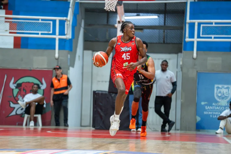 Cristian Solís conduce el contragolpe de Toros del Valle ante Caribbean Storm en el Evangelista Mora