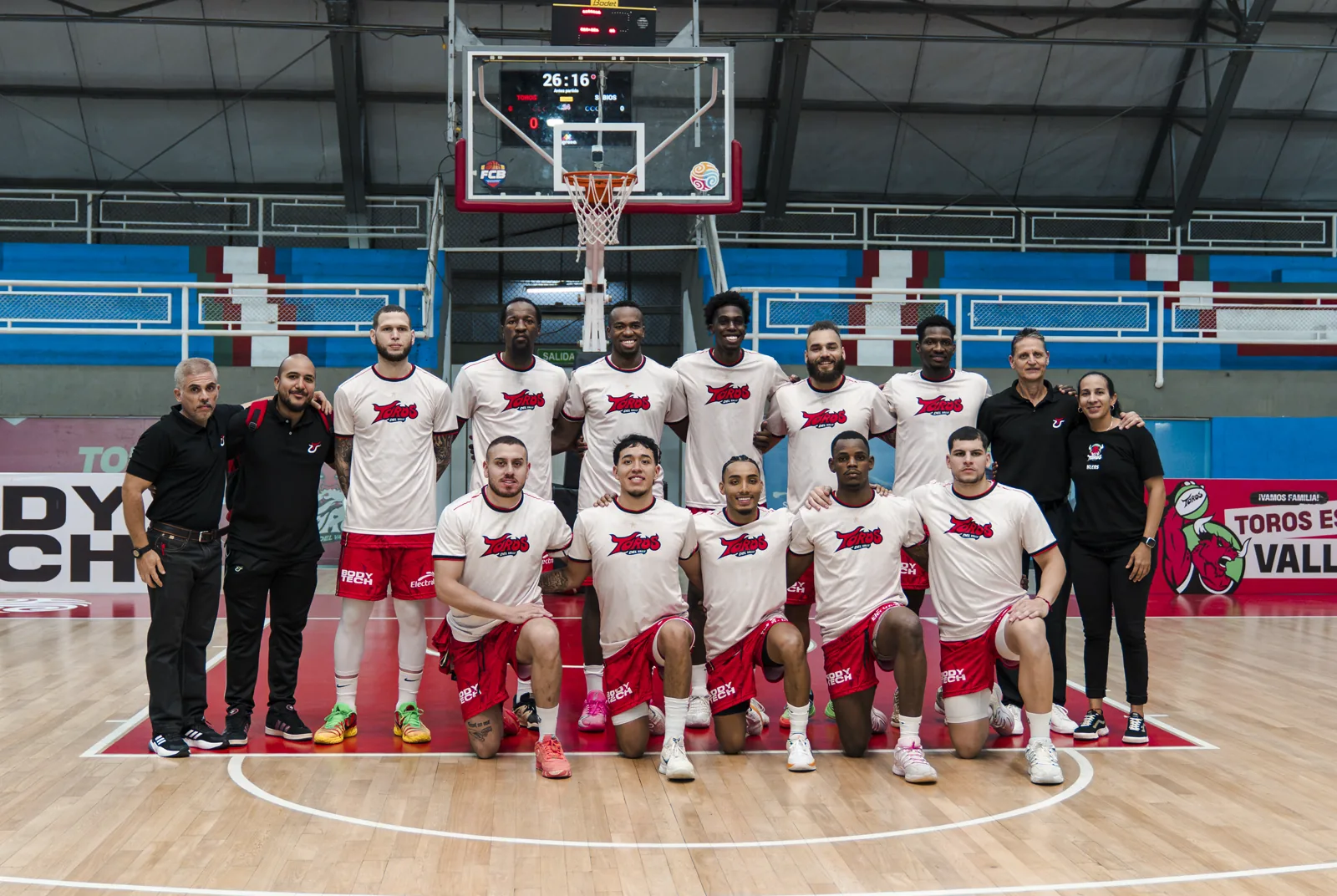Toros del Valle goleó 108-59 a Sabios de Manizales en el Evangelista Mora 2 El equipo de Toros del Valle posa completo en el Coliseo Evangelista Mora antes del duelo ante Sabios de Manizales