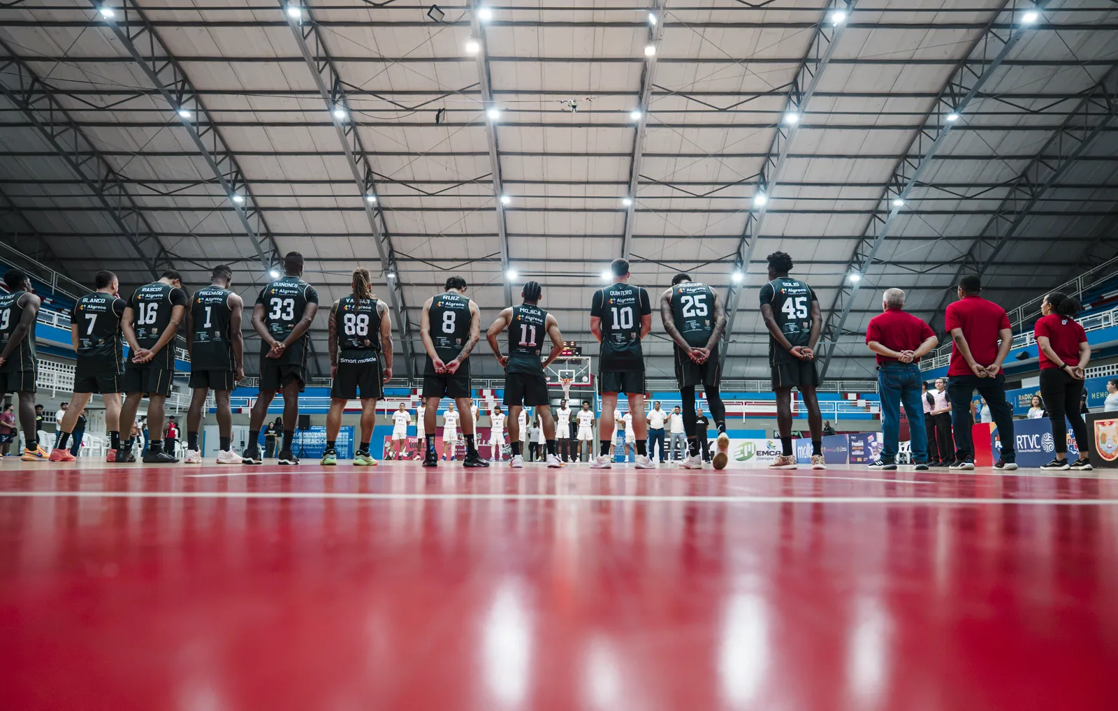 Toros del Valle arrasó 89-40 a Sabios y completó la barrida en Cali 2 Jugadores de Toros del Valle alineados en la cancha del Evangelista Mora antes del juego ante Sabios de Manizales