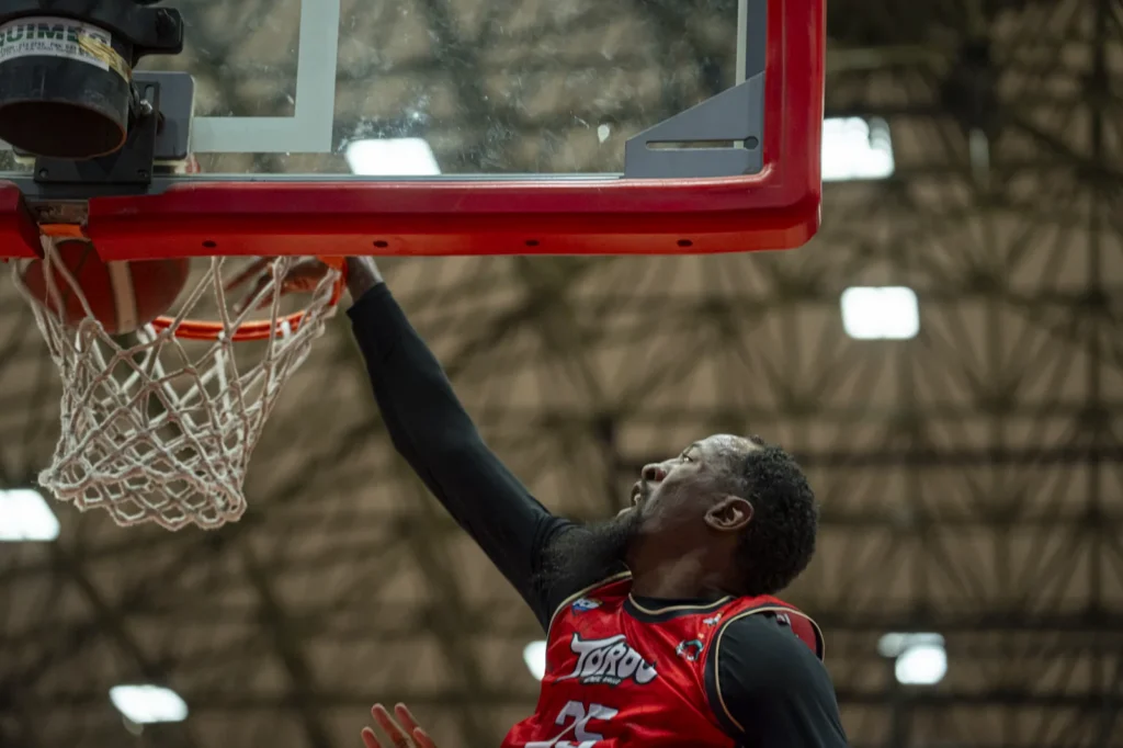 Roquez Johnson de Toros del Valle ataca el aro de Paisas Basketball en el Universidad de Medellín