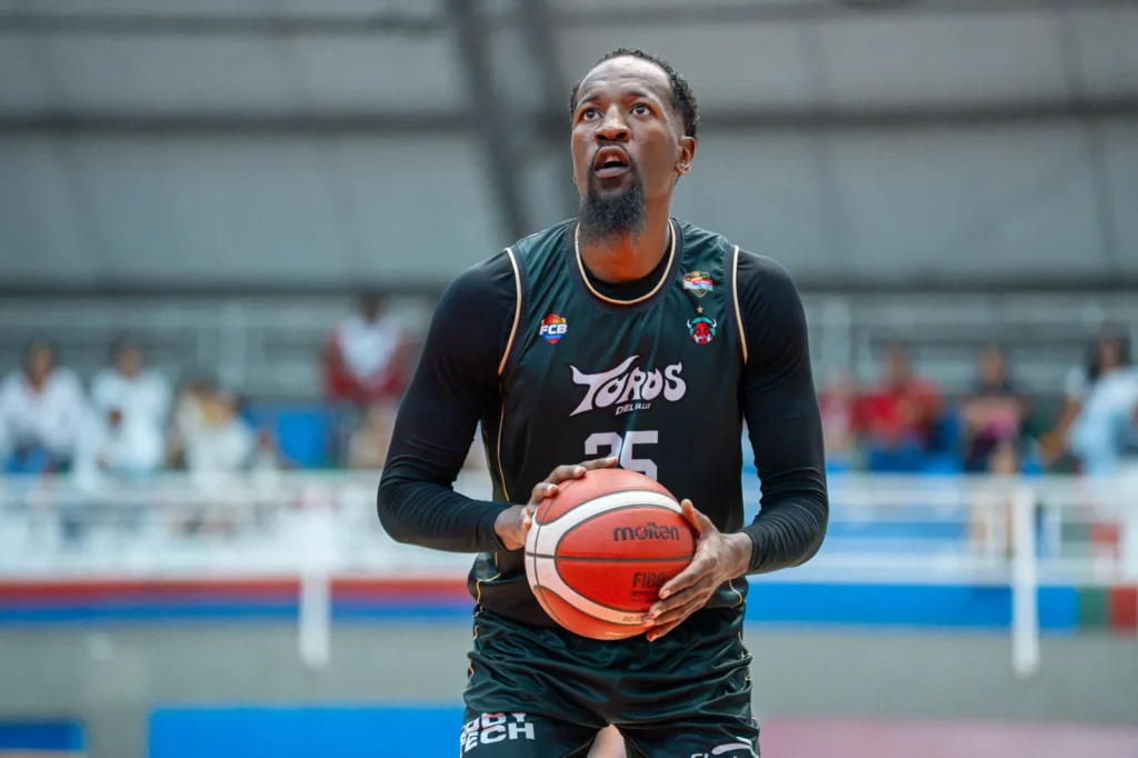 Roquez Johnson sostiene el bal�n en ataque con Toros del Valle ante Paisas Basketball