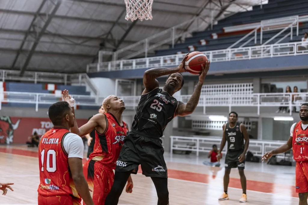 Roquez Johnson sube al aro con el balón entre defensores de Caribbean Storm