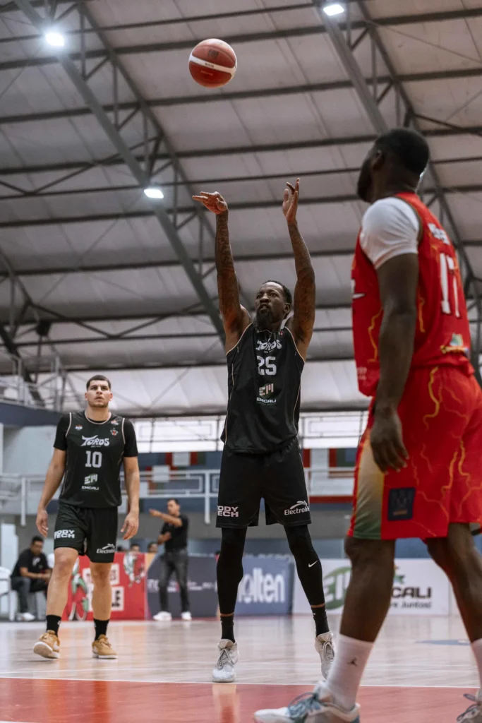 Roquez Johnson lanza ante la marca de un defensor de Caribbean Storm