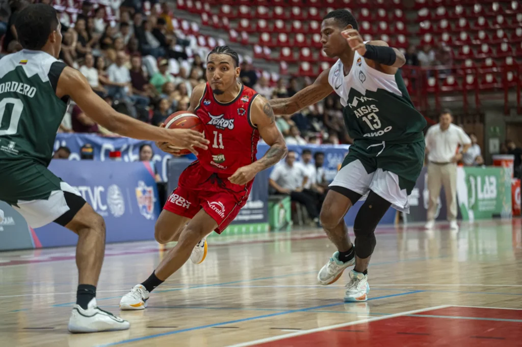 Samuel Mojica ataca la defensa de Paisas Basketball con el balón en Medellín