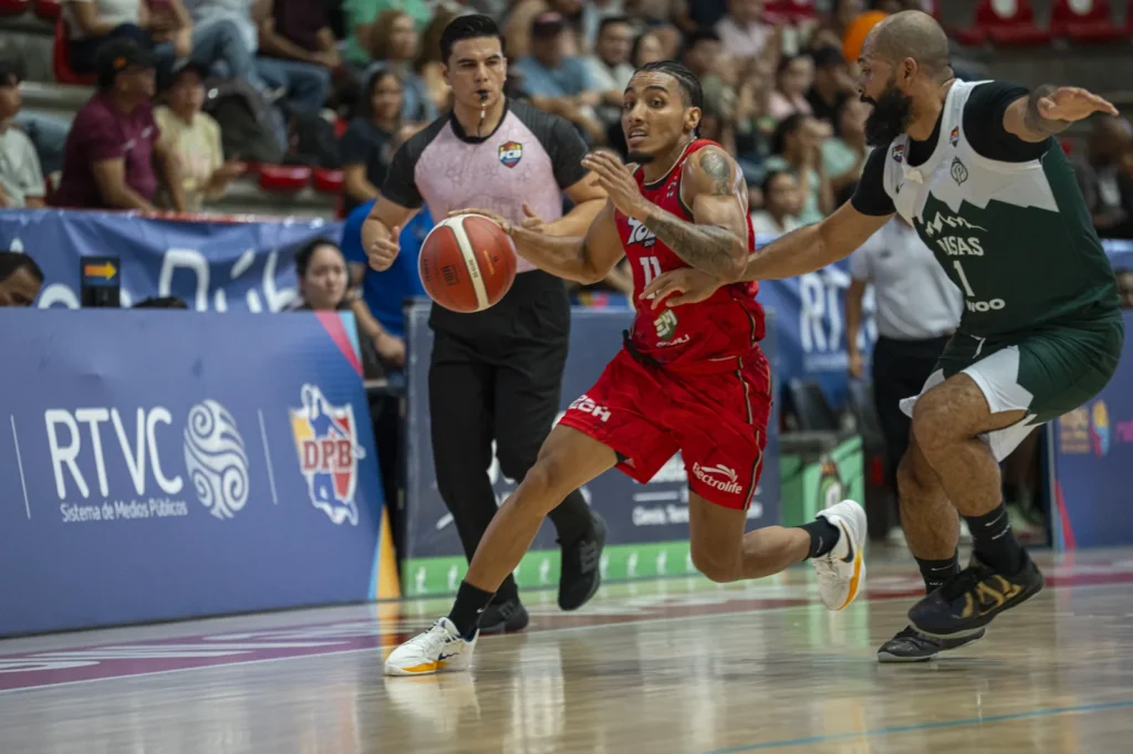 Samuel Mojica conduce el balón con Toros del Valle ante Paisas Basketball en el Universidad de Medellín