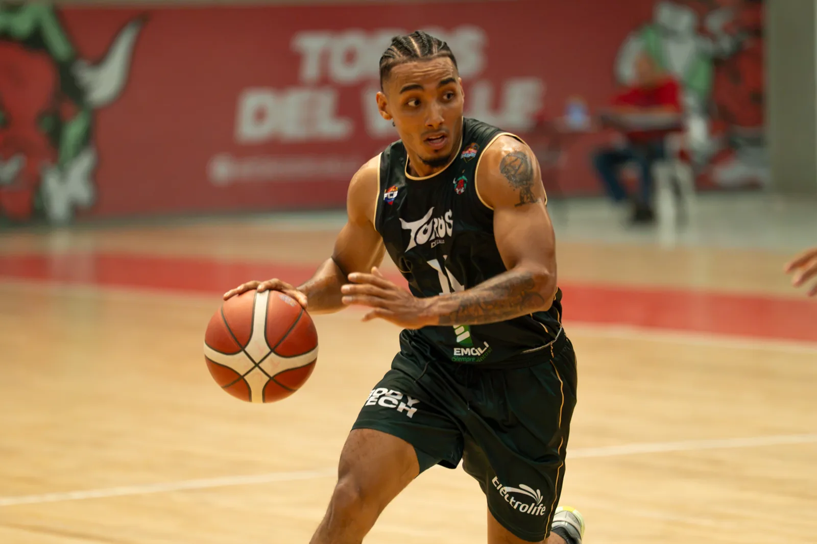 Samuel Mojica, #11 de Toros del Valle, conduce el balón en ataque en el Coliseo Evangelista Mora