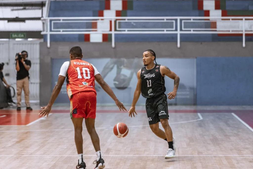 Samuel Mojica conduce el balón ante la marca de Caribbean Storm en el Evangelista Mora