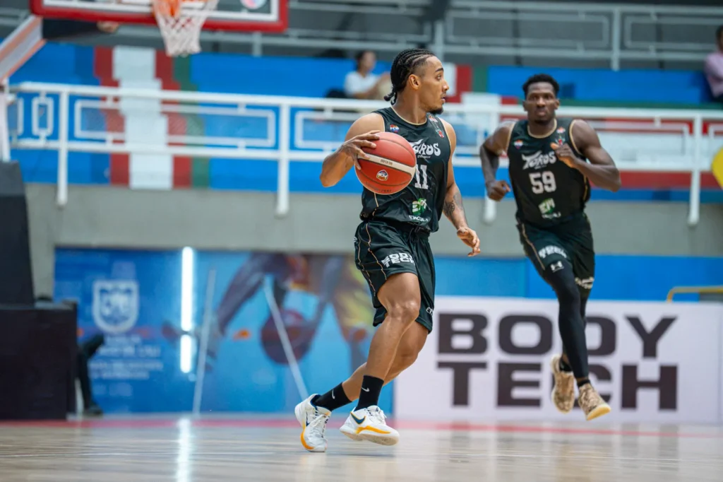 Samuel Mojica lleva el balón en transición ofensiva de Toros del Valle frente a Caribbean Storm