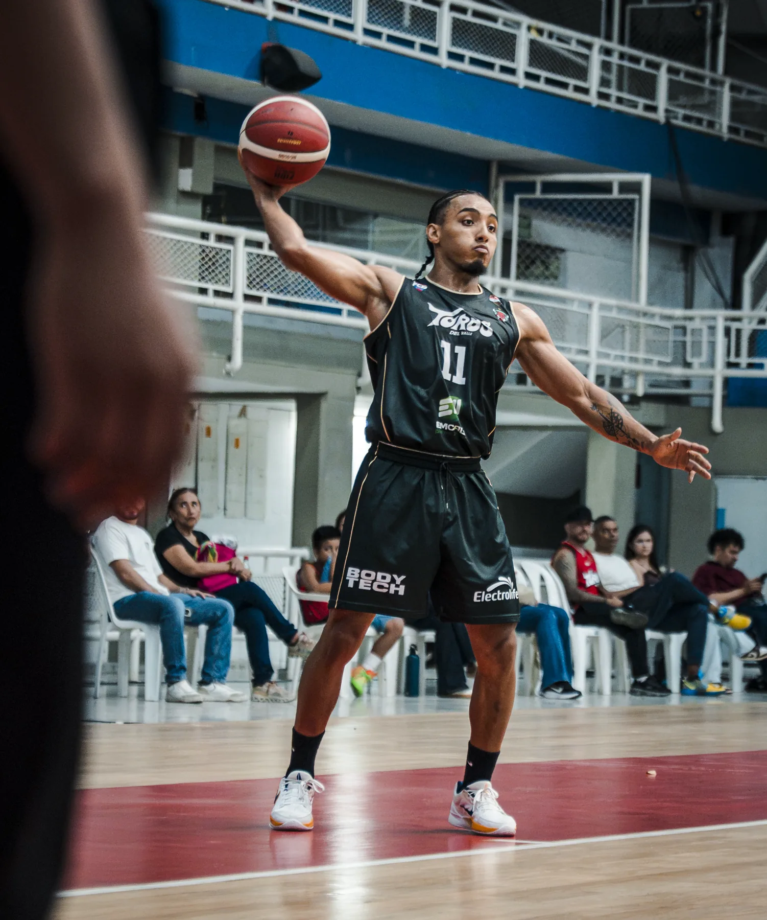Toros del Valle arrasó 89-40 a Sabios y completó la barrida en Cali 5 Samuel Mojica (#11) de Toros del Valle levanta el balón para armar el ataque ante Sabios de Manizales