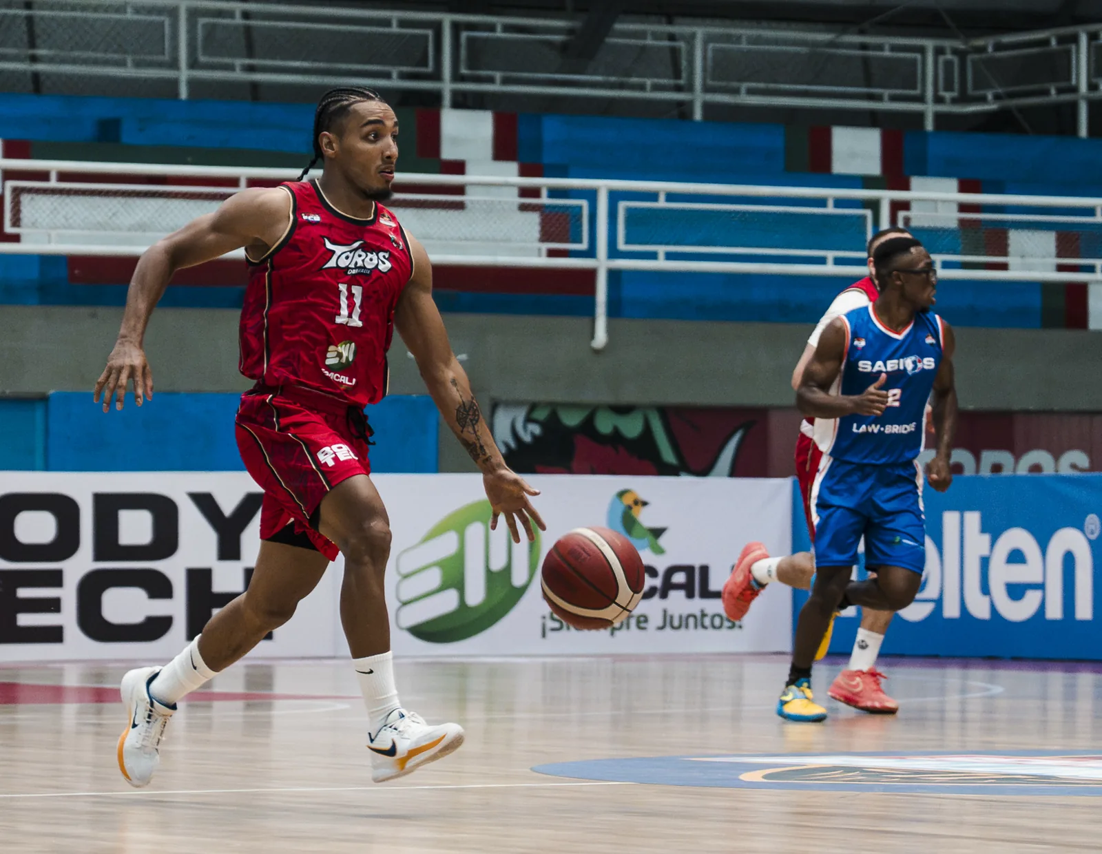 Toros del Valle goleó 108-59 a Sabios de Manizales en el Evangelista Mora 3 Samuel Mojica, #11 de Toros del Valle, conduce el balón en transición ante la defensa de Sabios de Manizales
