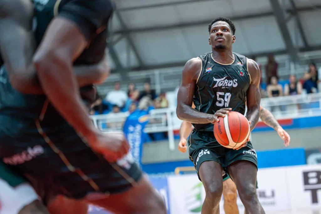 Hayner Monta�o se perfila con el bal�n para atacar la defensa de Paisas Basketball
