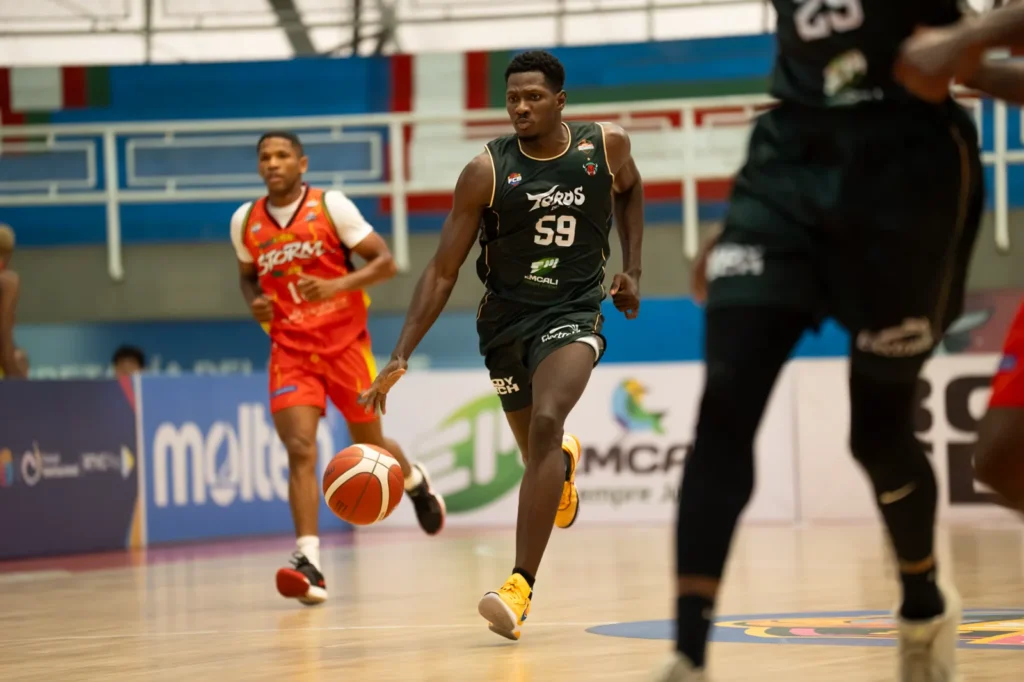 Hayner Montaño conduce el balón en un ataque de Toros del Valle ante Caribbean Storm