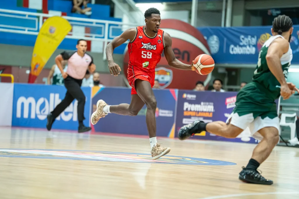 Hayner Montaño, #59 de Toros del Valle, corre en contragolpe con el balón mientras un jugador de Paisas lo persigue