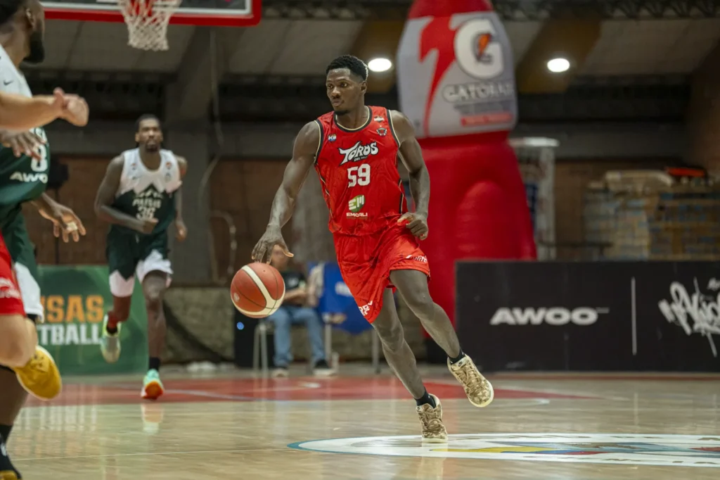 Hayner Montaño lleva el balón en contragolpe de Toros del Valle ante Paisas Basketball