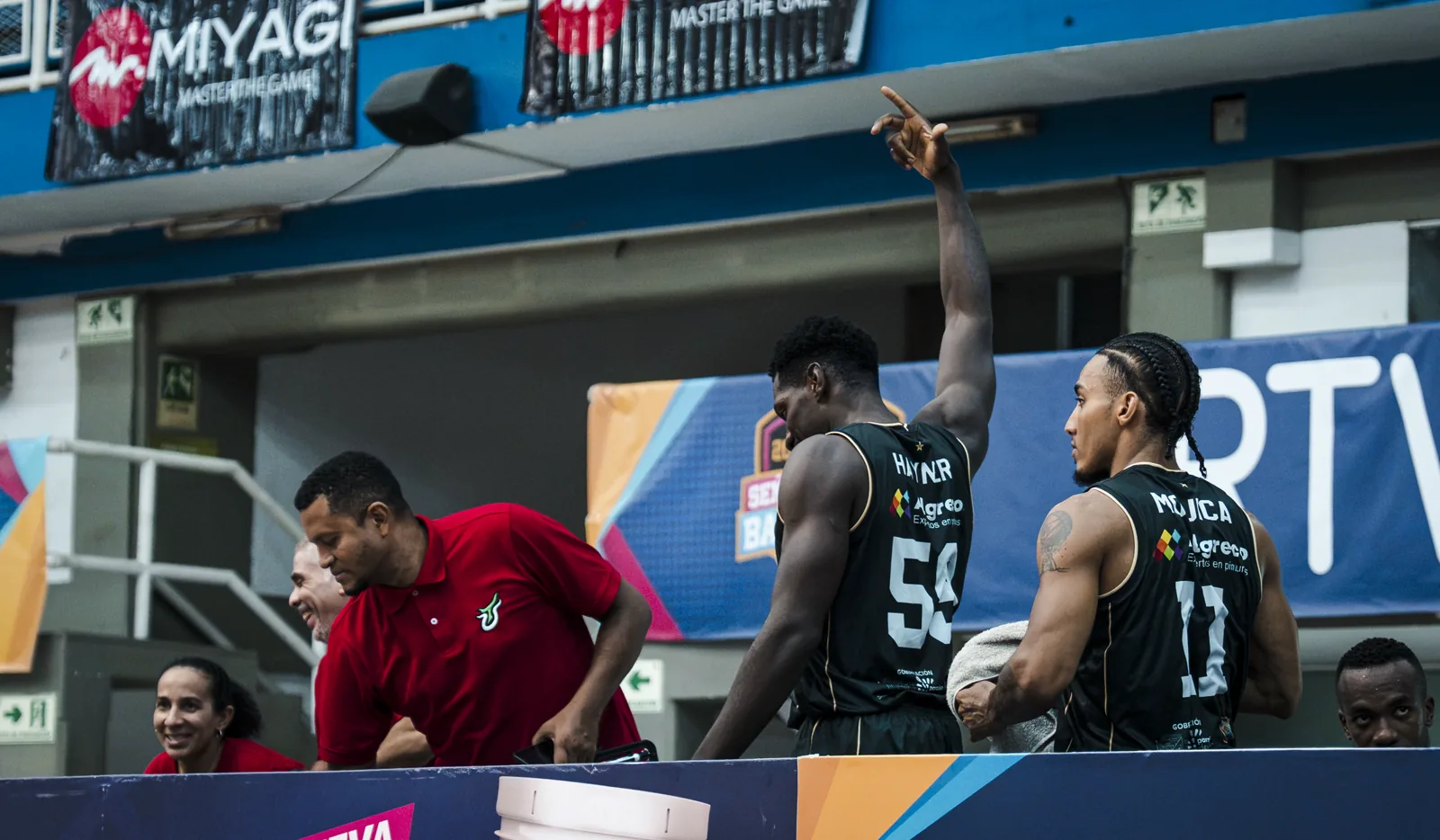 Toros del Valle arrasó 89-40 a Sabios y completó la barrida en Cali 4 Hayner Montaño (#59) y Samuel Mojica (#11) de Toros del Valle siguen el juego desde el banco