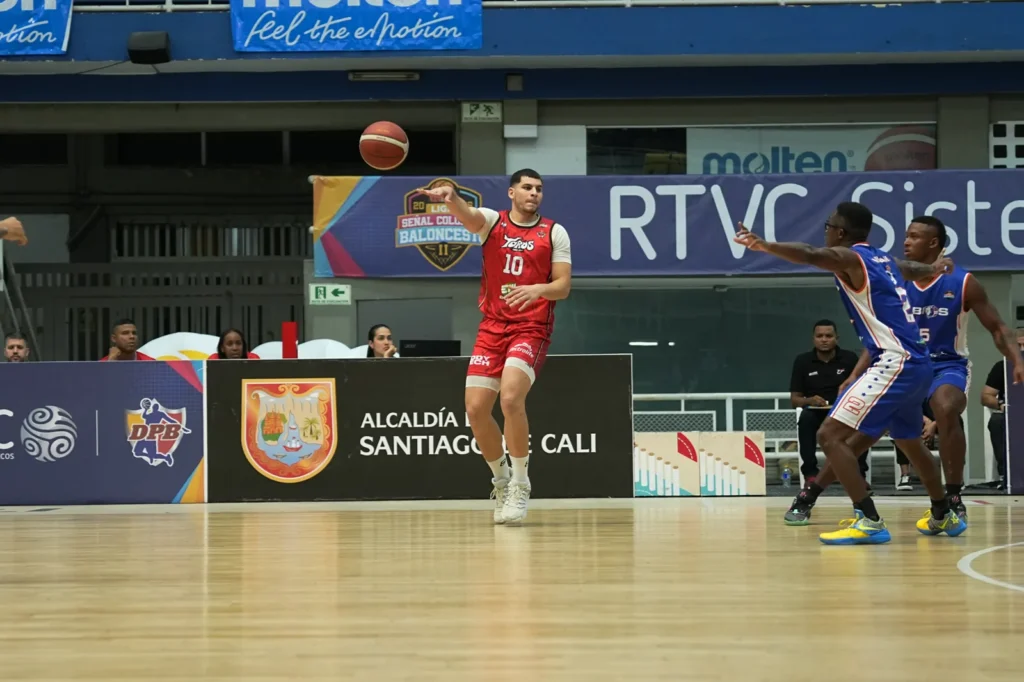 Justin Quintero, #10 de Toros del Valle, lanza un pase en ataque ante defensores de Sabios de Manizales