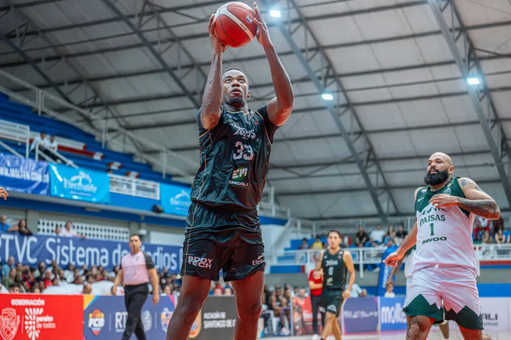 Kevin Qui�ones eleva el bal�n para atacar el aro de Paisas Basketball en el Evangelista Mora