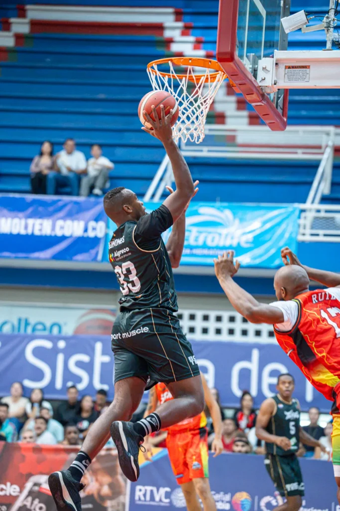 Kevin Quiñones, de Toros del Valle, se eleva para una clavada ante la defensa de Caribbean Storm
