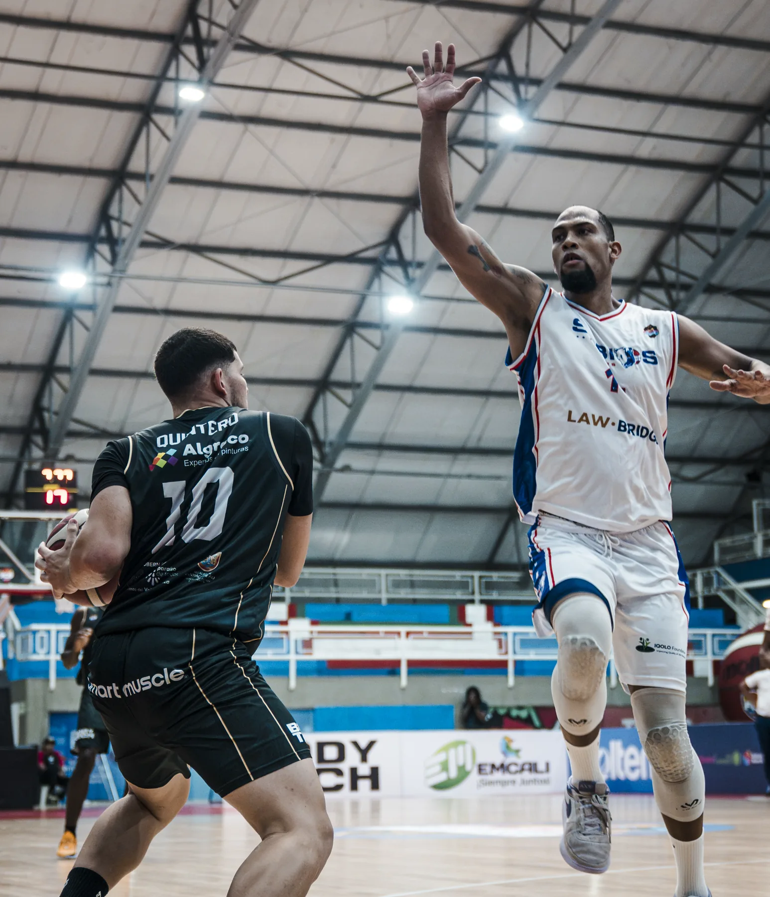 Toros del Valle goleó 108-59 a Sabios de Manizales en el Evangelista Mora 5 Justin Quintero, #10 de Toros del Valle, maneja el balón en ataque ante defensores de Sabios de Manizales