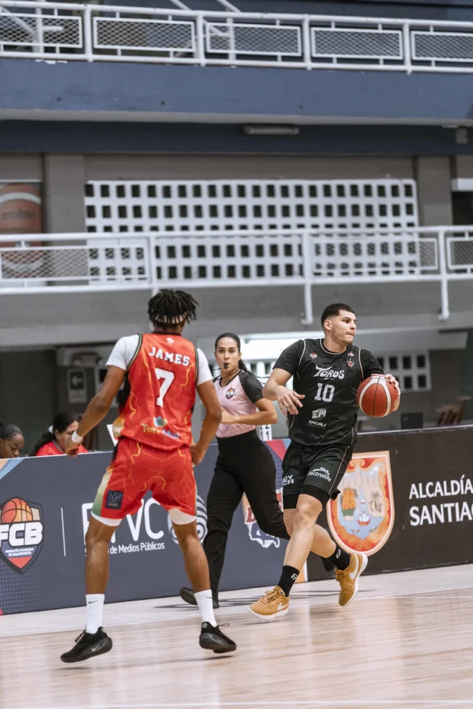 Justin Quintero conduce el balón ante un defensor de Caribbean Storm