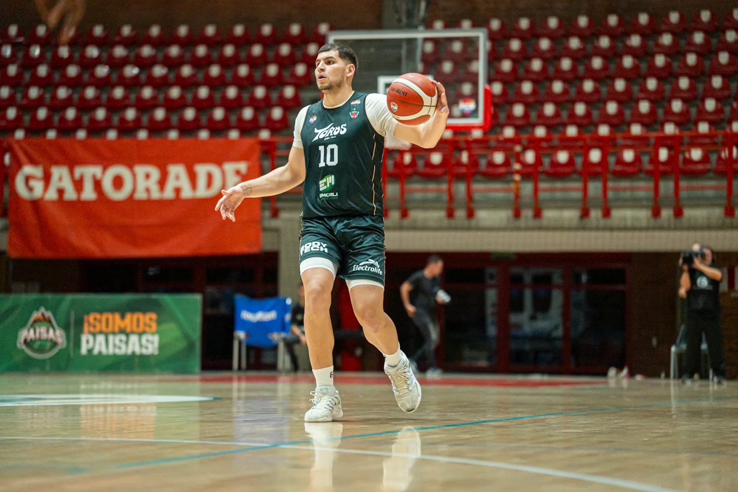 Justin Quintero, #10 de Toros del Valle, circula el balón en el ataque ante Paisas Basketball