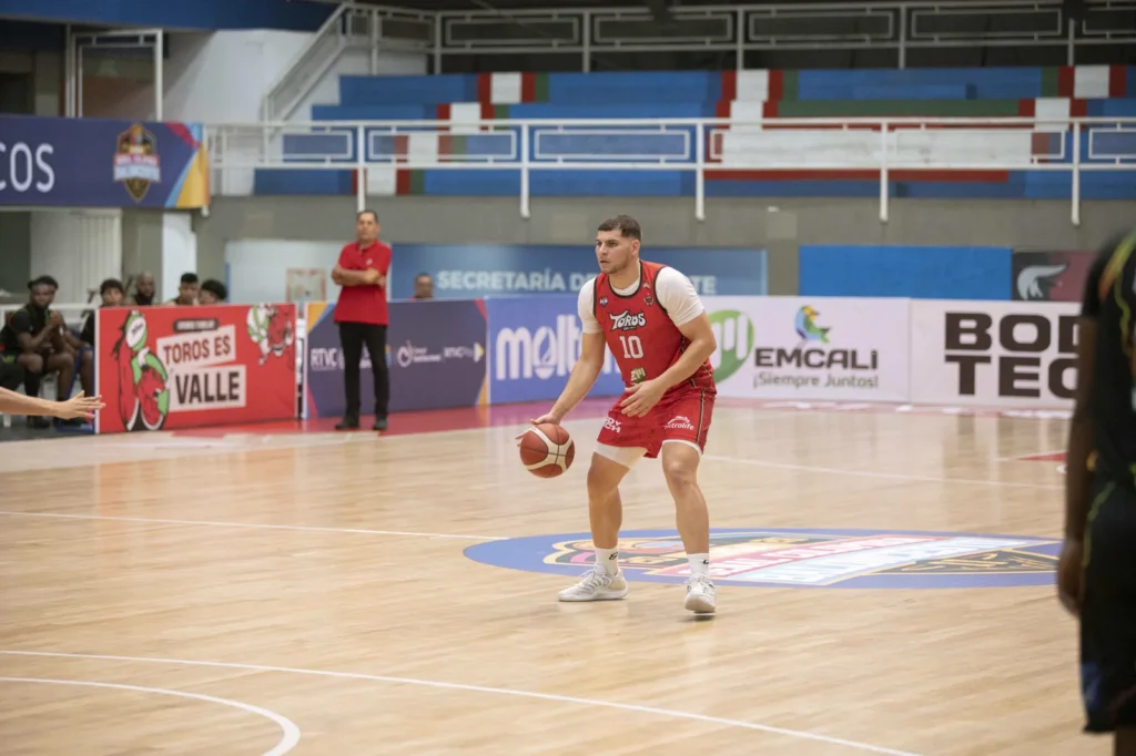 Justin Quintero organiza el ataque de Toros del Valle ante Caribbean Storm