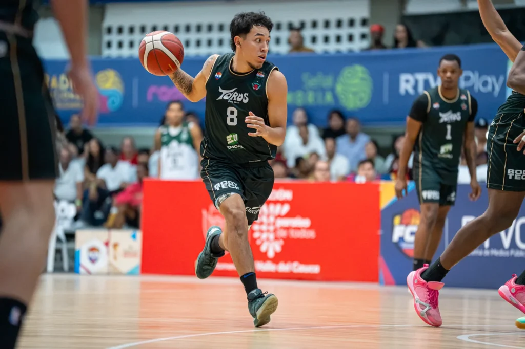 Miguel Ruiz conduce el bal�n con Toros del Valle ante la defensa de Paisas Basketball