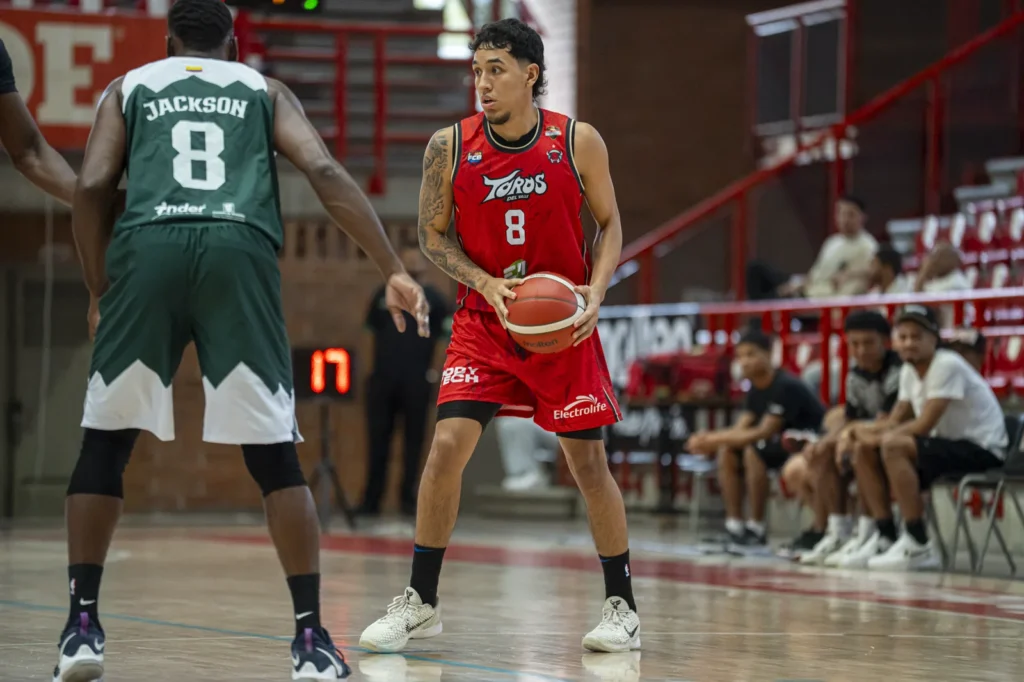 Miguel Ruiz conduce el balón con Toros del Valle ante la defensa de Paisas Basketball