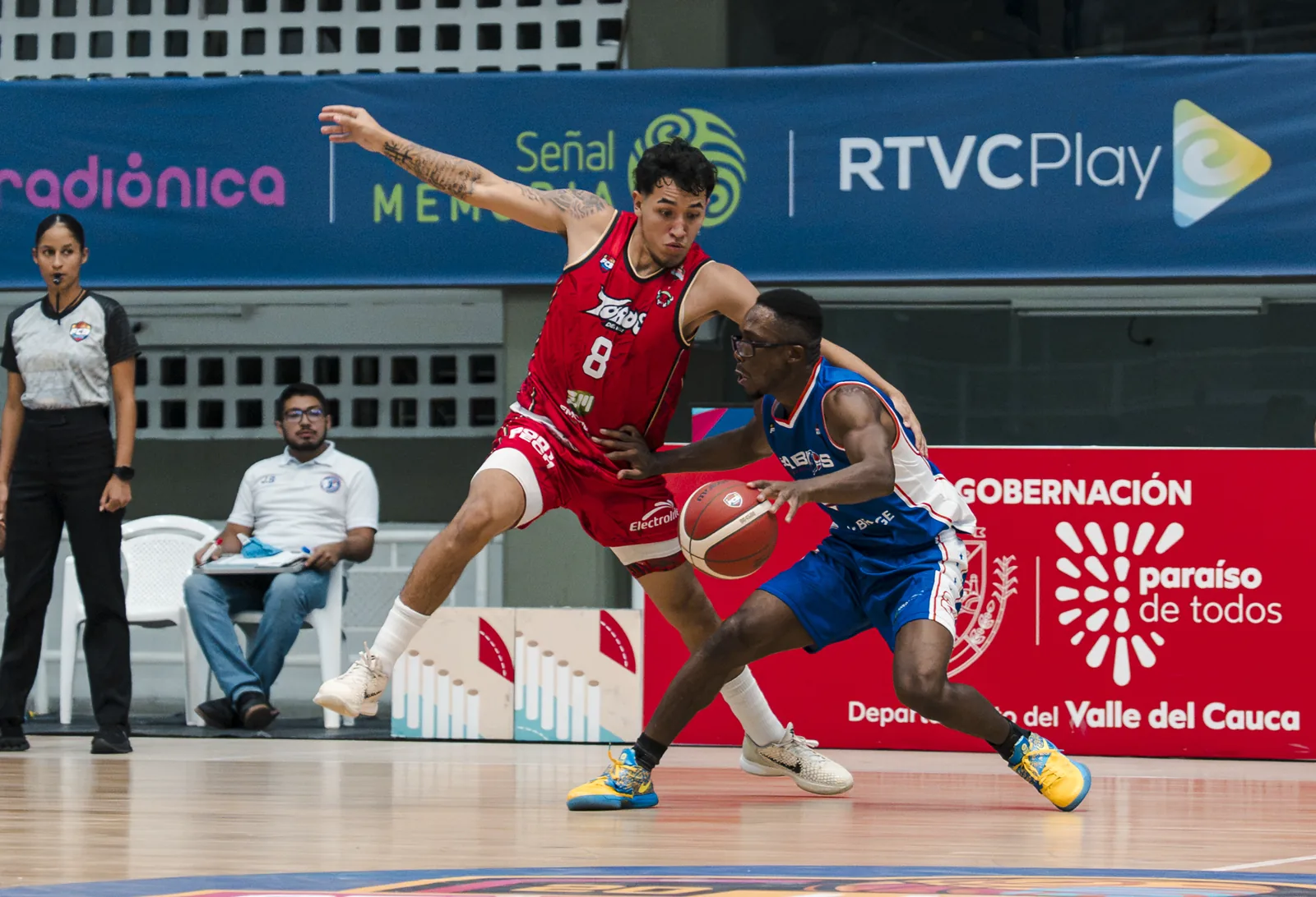 Toros del Valle goleó 108-59 a Sabios de Manizales en el Evangelista Mora 4 Miguel Ruiz, #8 de Toros del Valle, protege el balón ante la marca de un jugador de Sabios de Manizales