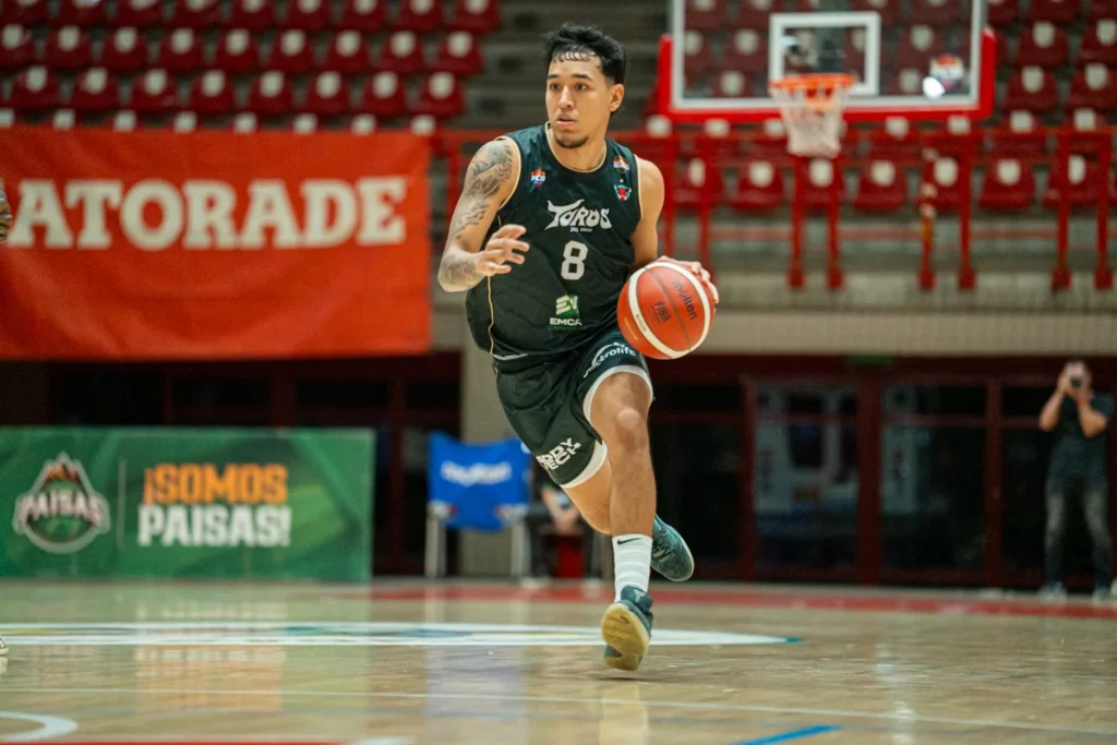 Miguel Ruiz, #8 de Toros del Valle, conduce el balón en transición ofensiva ante Paisas Basketball