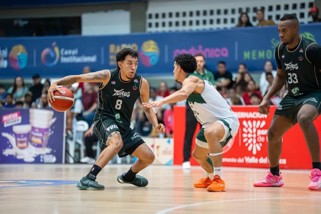Miguel Ruiz conduce el bal�n ante un defensor de Paisas Basketball en el Evangelista Mora
