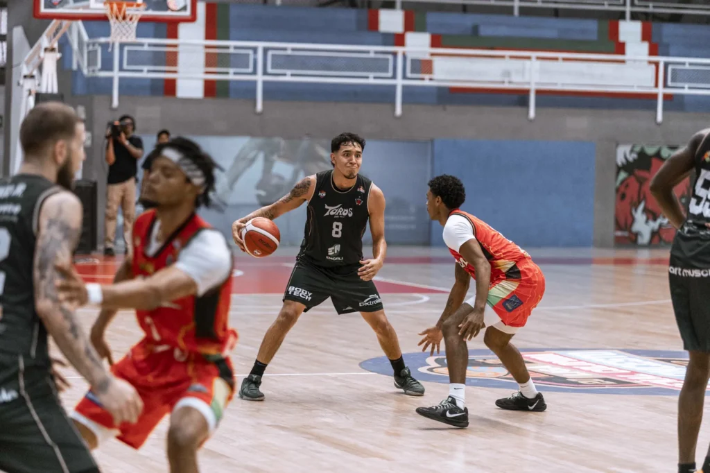 Miguel Ruiz conduce el balón por el perímetro ante la defensa de Caribbean Storm