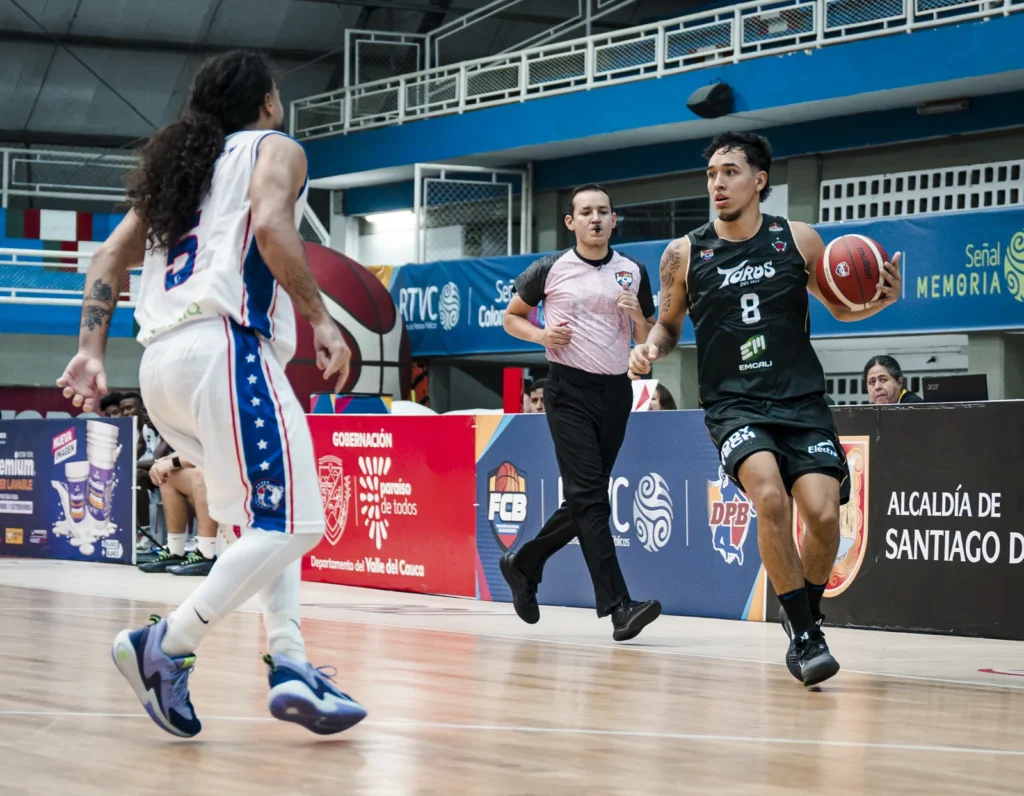 Miguel Ruiz (#8) de Toros del Valle conduce el balón en transición ante Sabios de Manizales en el Evangelista Mora