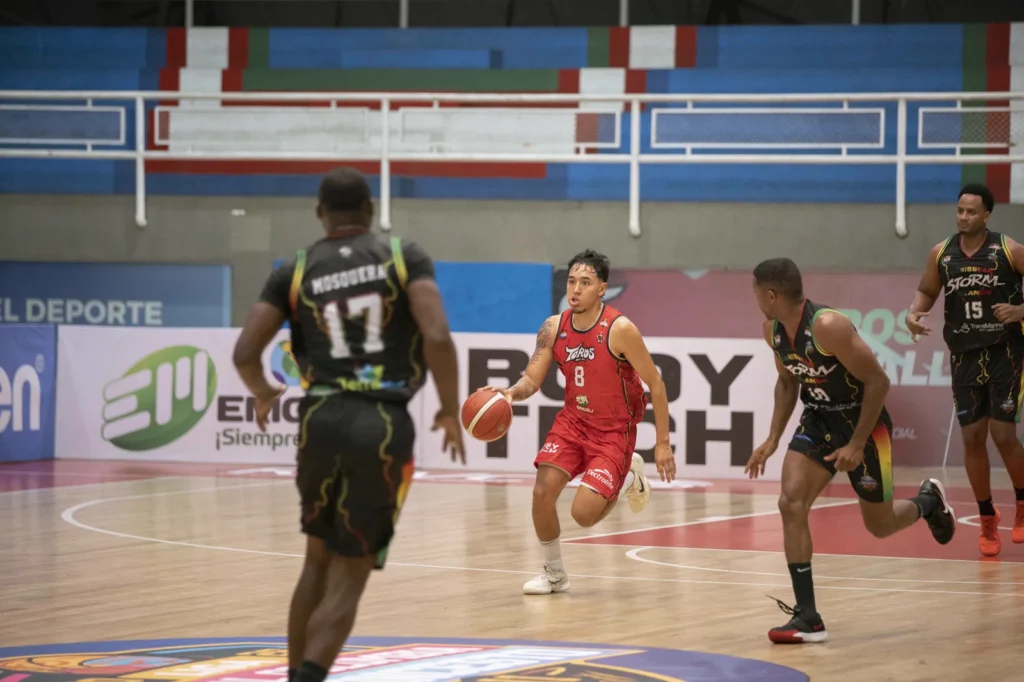Miguel Ruiz conduce el balón en contragolpe ante Caribbean Storm en el Evangelista Mora