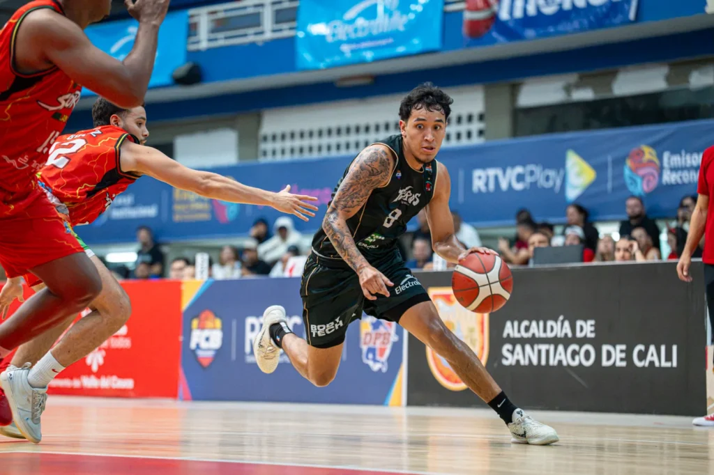 Miguel Ruiz, de Toros del Valle, penetra con el balón superando la defensa de Caribbean Storm