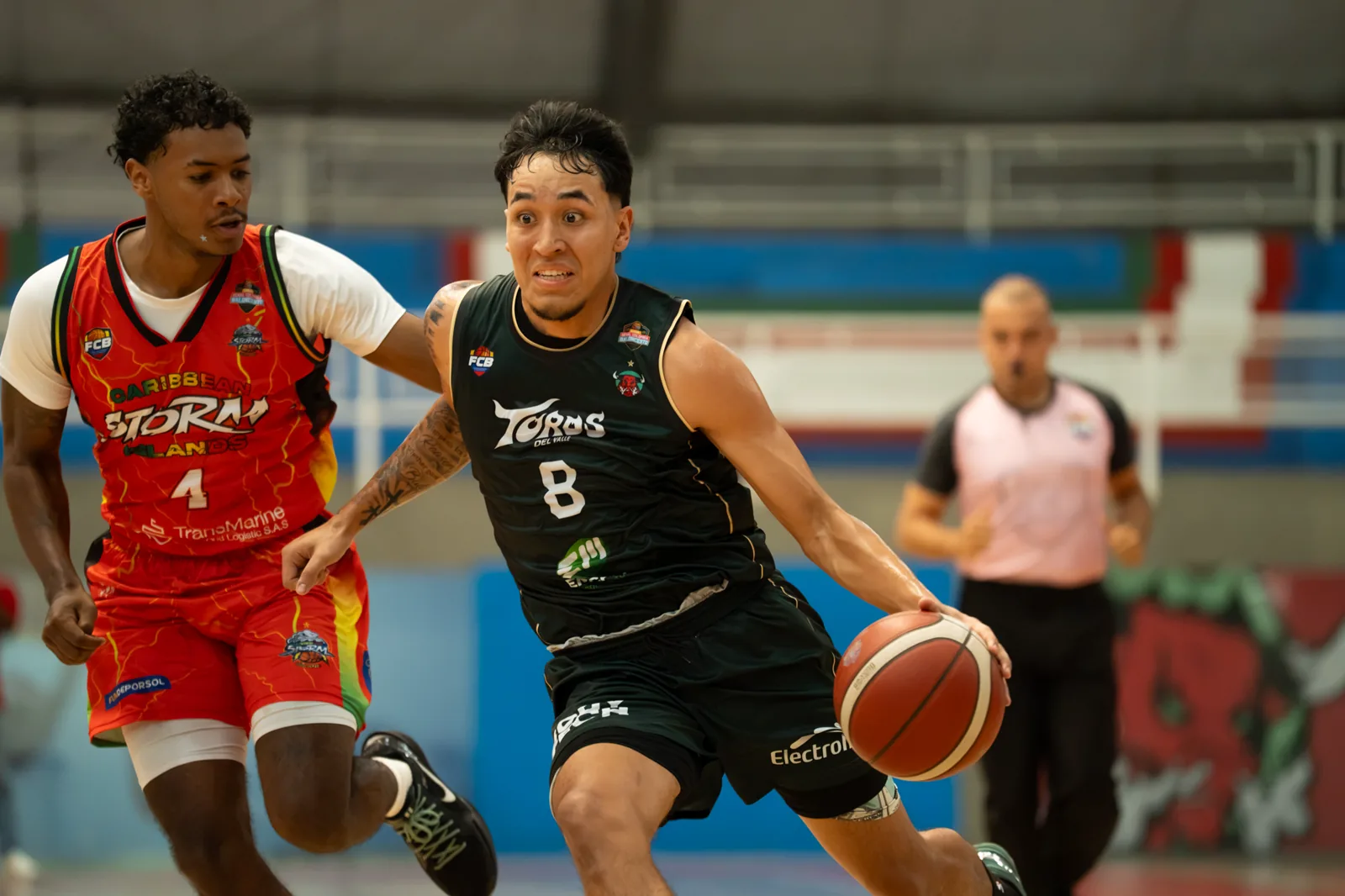 Miguel Ruiz, #8 de Toros del Valle, penetra con el balón ante la marca de un jugador de Caribbean Storm