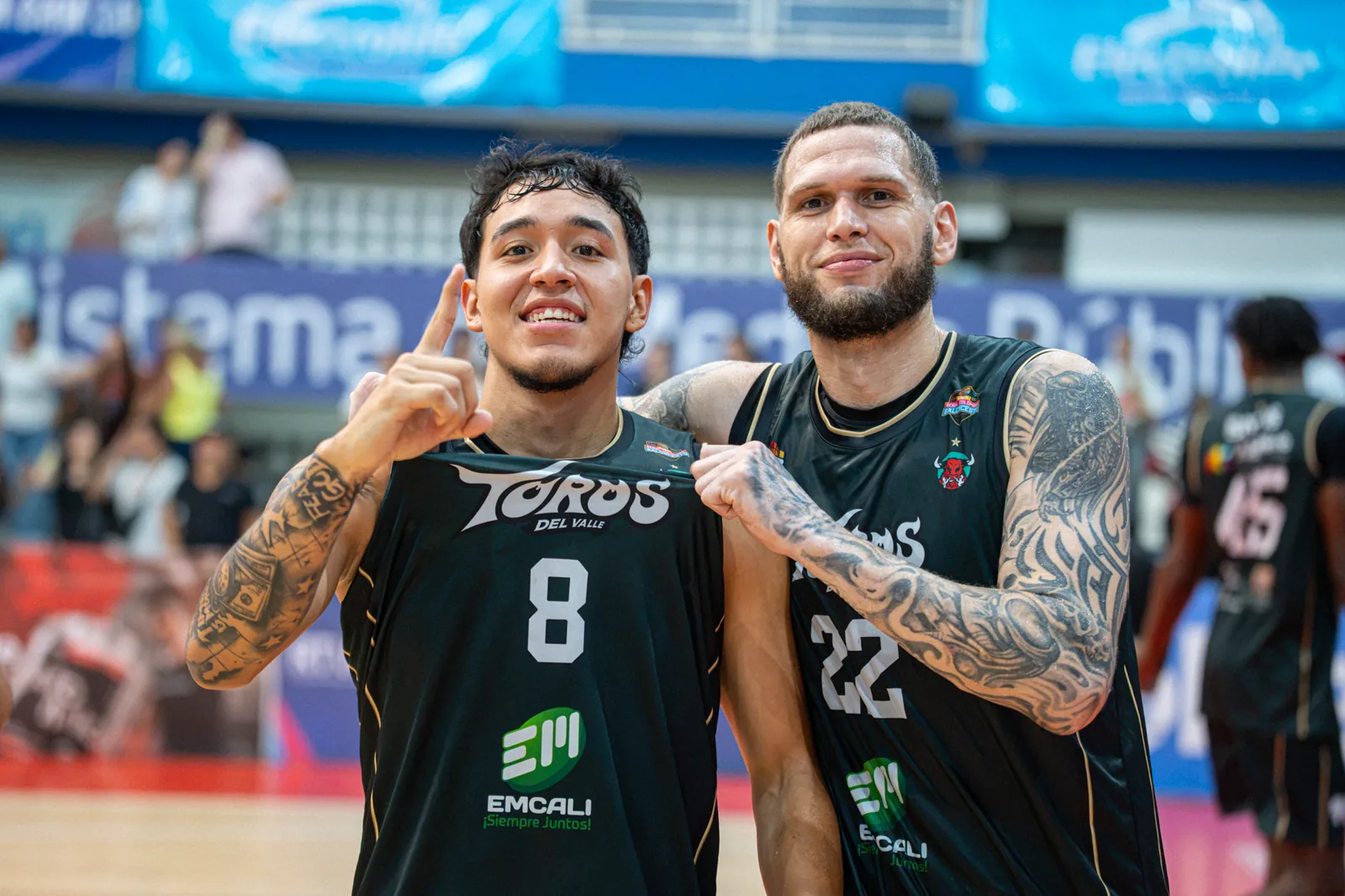 Miguel Ruiz y Benito Santiago JR sonríen a cámara tras la victoria de Toros del Valle sobre Paisas Basketball