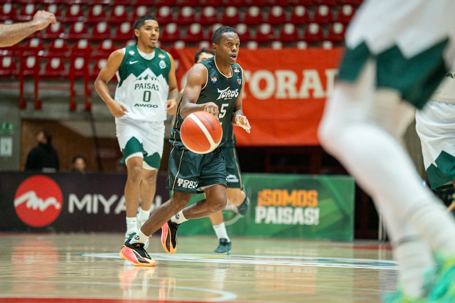 Leonardo Salazar, #5 de Toros del Valle, conduce el balón en transición ante Paisas Basketball