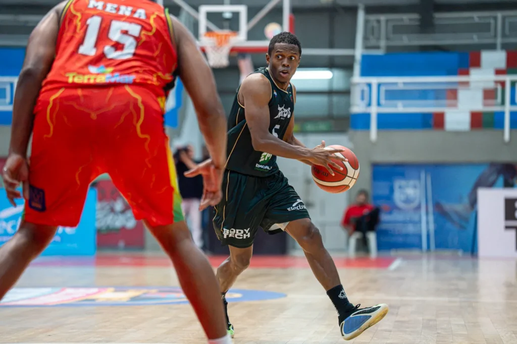 Leonardo Salazar dirige el ataque de Toros del Valle con el balón ante la defensa de Caribbean Storm