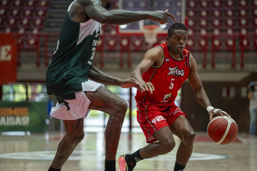 Leonardo Salazar penetra con el balón hacia el aro de Paisas Basketball en el Universidad de Medellín