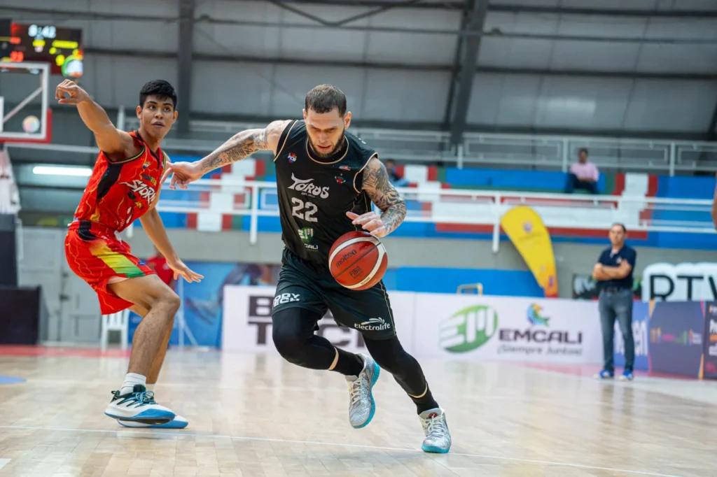 Benito Santiago, de Toros del Valle, protege el balón mientras ataca la defensa de Caribbean Storm
