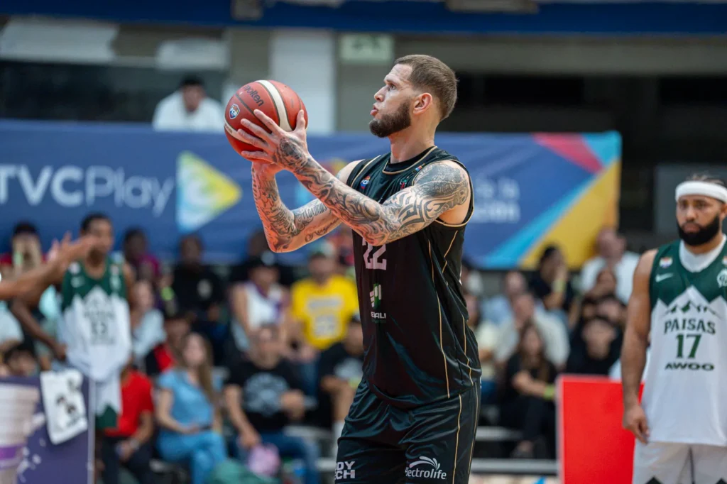 Benito Santiago JR sostiene el bal�n en ataque ante Paisas Basketball en el Evangelista Mora