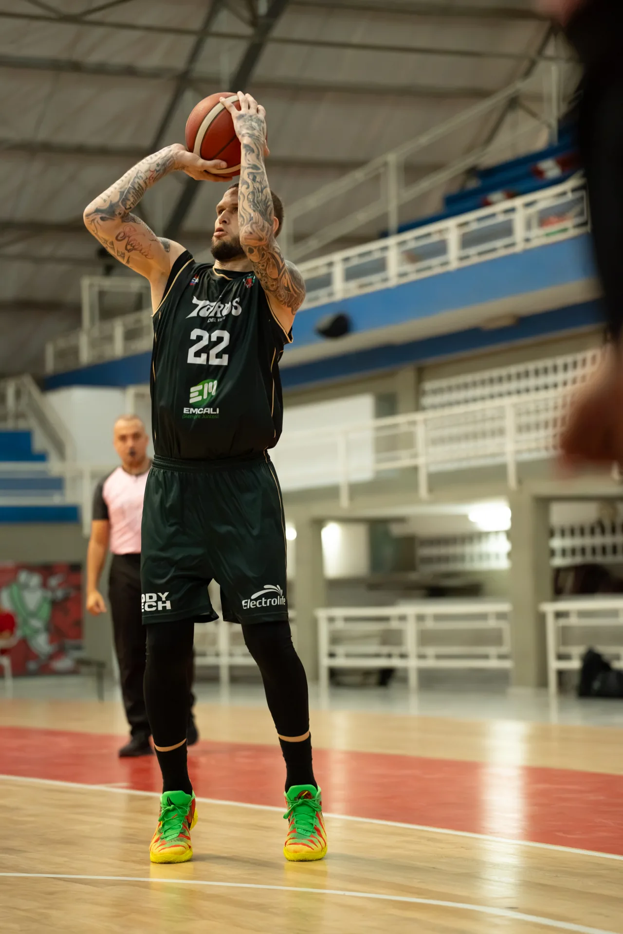 Benito Santiago JR, #22 de Toros del Valle, se eleva para lanzar en el Coliseo Evangelista Mora